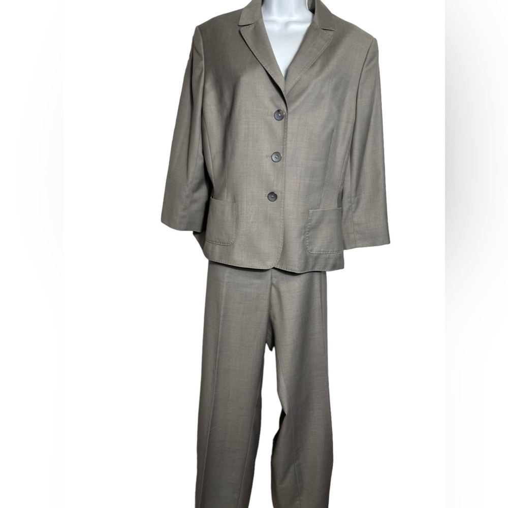 Nine West suit size 14 light grey pant suit w/ embroidery stitching 🩶🩶 PERFECT